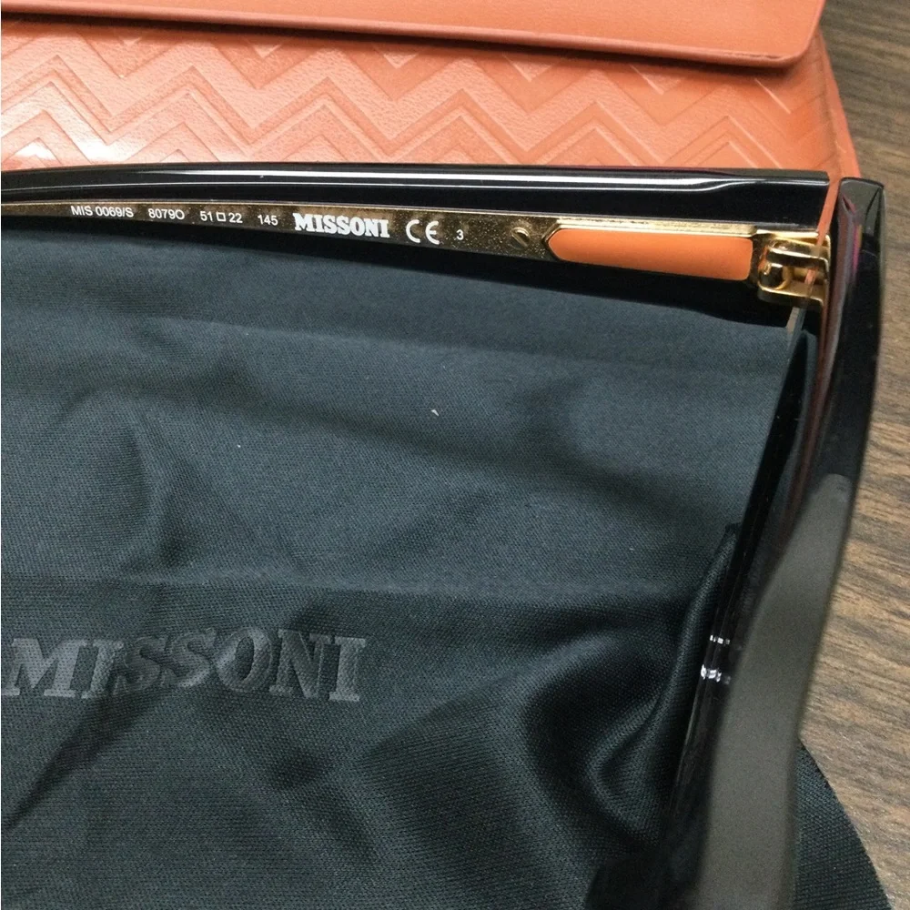 Burberry Black Cat-Eye Sunglasses with Brown Case